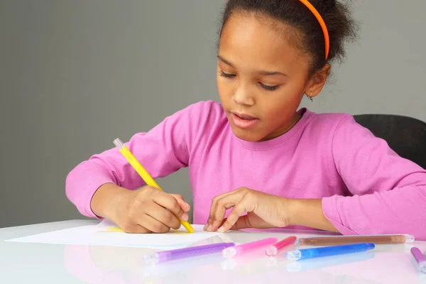 Menina Desenha Lápis Amarelo Papel Branco — Fotografia de Stock