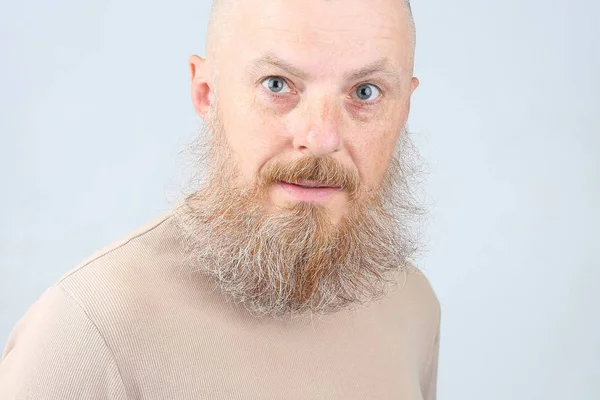 浅色背景的胡子男子肖像 — 图库照片