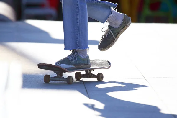 Pies Niñas Skateboarding Ciudad — Foto de Stock