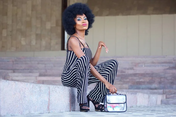 Menina Africana Elegante Bonita Sorrindo — Fotografia de Stock