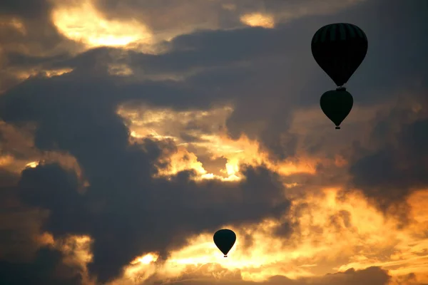 许多乘客气球飞在云的黎明背景下 — 图库照片