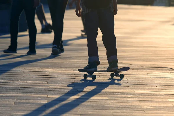 Jugendliche Skateboarden Der Stadt — Stockfoto