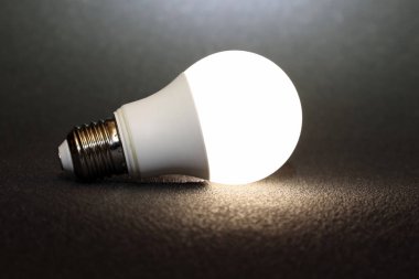 Modern led lamba karanlık bir arka plan üzerine açık olduğundan