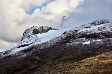 taze kar düşmüş dağlarda