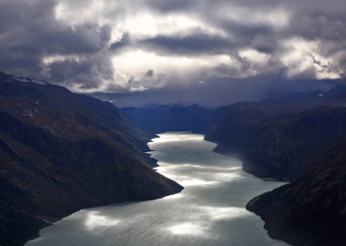 Göl Gjende görünümü. Jotunheimen Milli Parkı. Norveç