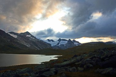 Dağ gölleri arka plan üzerinde sulu gün batımı. Jotunheimen Milli Parkı. Norveç