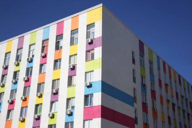 Gökyüzüne karşı apartman cephesi