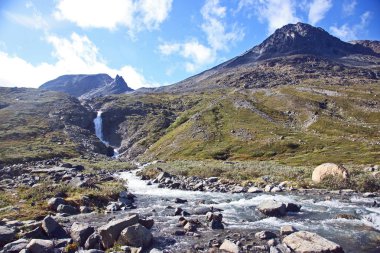 Büyük Şelale manzarası. Jotunheimen Milli Parkı. Norveç