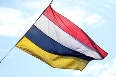 gökyüzü arka plan üzerinde dört renkli bayrak