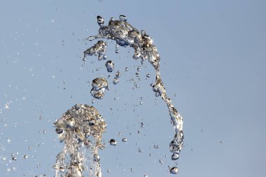 Çeşmeden bir figür.