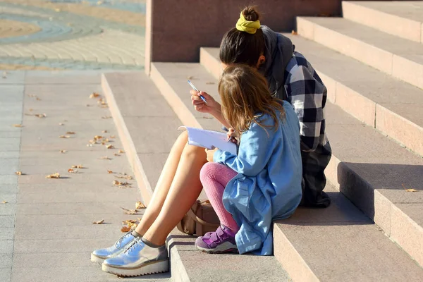 Mulher Com Menina Desenhando Caderno Enquanto Sentado Escada — Fotografia de Stock