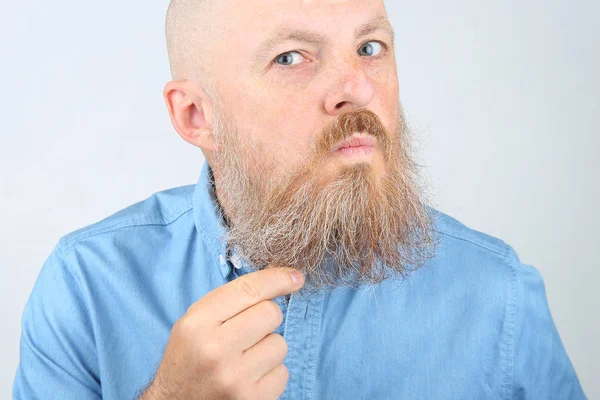 浅色背景的胡子男子肖像 — 图库照片