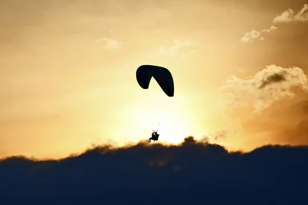 Gleitschirm Fliegt Auf Einem Flügel Den Himmel Gegen Die Untergehende — Stockfoto