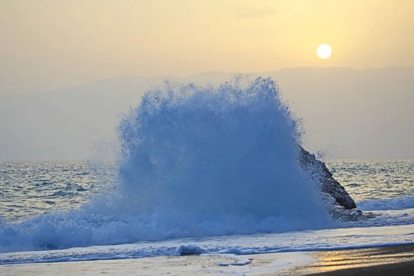 Sea Wave Beats Rock Sunset — Stock Photo, Image