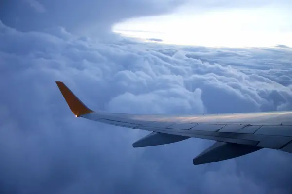 Egy Repülőgép Szárnya Felhők Felett — Stock Fotó