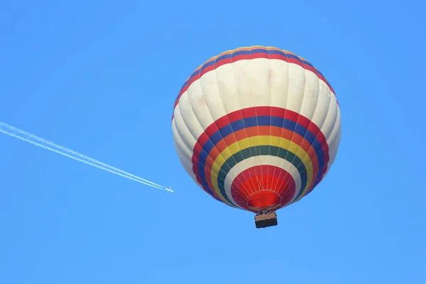 空中的气球在飞飞机的背景下飞翔 — 图库照片