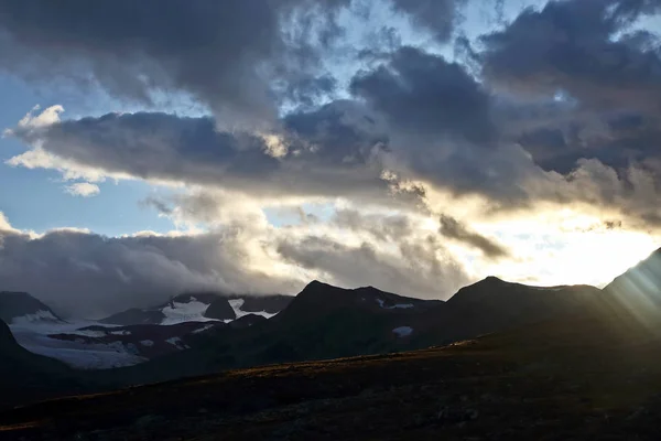 Bohatý Západ Slunce Zasněžených Horách — Stock fotografie