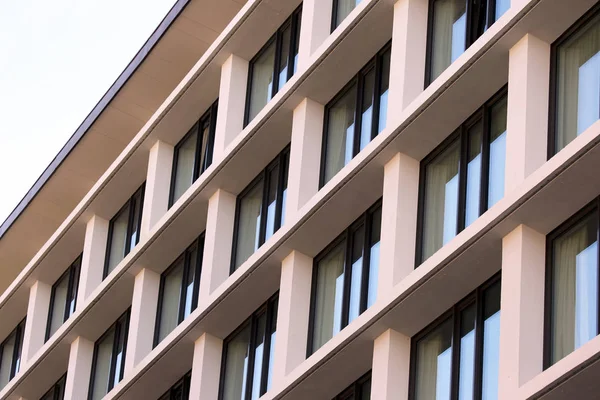 Pencereli binanın ön cephesi