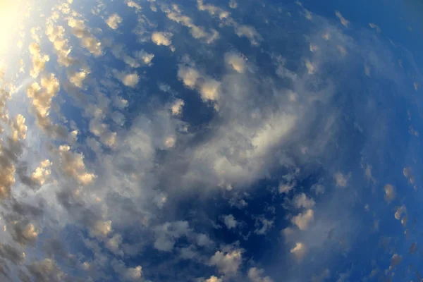 Spotty Exuberantes Nubes Gran Angular Superior —  Fotos de Stock