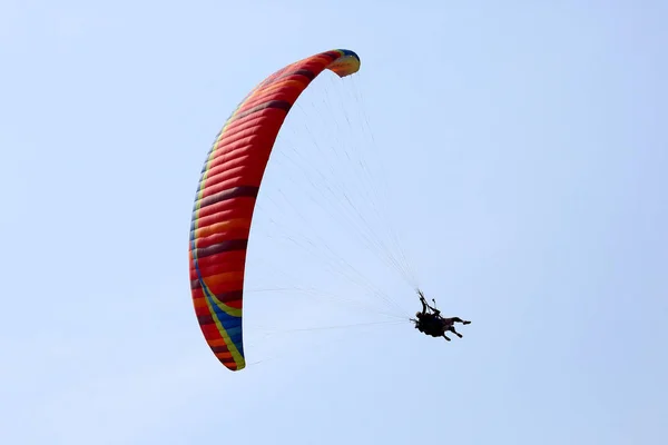 Parapendio Che Vola Ala Nel Cielo — Foto Stock