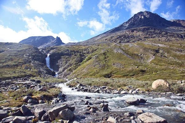 Büyük Şelale manzarası. Jotunheimen Milli Parkı. Norveç