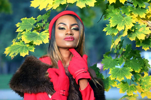 Mooie Jonge Afrikaans Meisje Het Rood Herfstbladeren Backgroun — Stockfoto