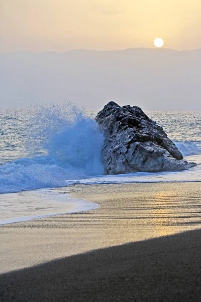 Sea Wave Beats Rock Sunset — Stock Photo, Image