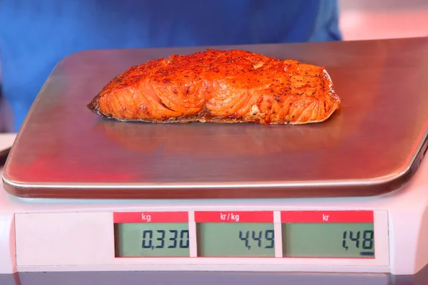 電子スケールにある赤魚の切り身 — ストック写真