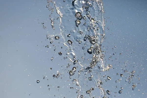 Salpicos Água Voadora Fonte Contra Céu Azul — Fotografia de Stock