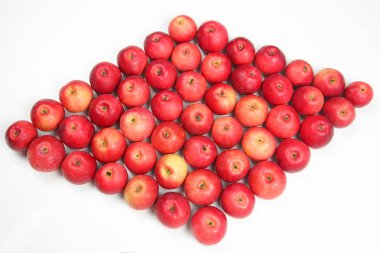 Bir sürü beyaz adam üzerinde kırmızı elmalar