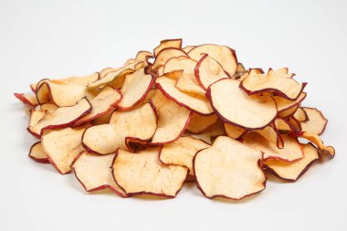 Beyaz adam kurutulmuş elma dilimleri