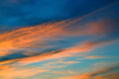 Cennette parlak güneşli şafak