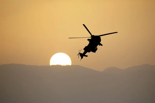 Silhouette Van Een Vliegende Helikopter Tegen Instelling — Stockfoto