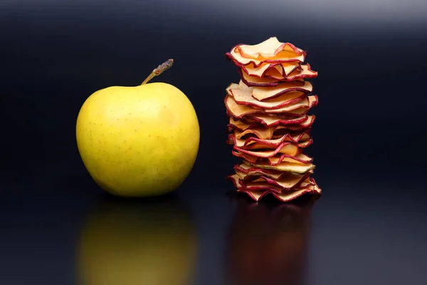 Dried Apple Slices Fresh Apple Dark Backgroun — Stock Photo, Image