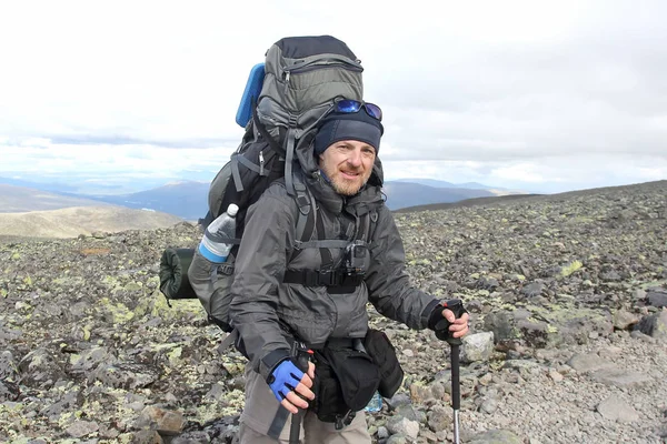 Człowiek Dla Podróżujących Plecakiem Szlak Turystyczny Highland — Zdjęcie stockowe