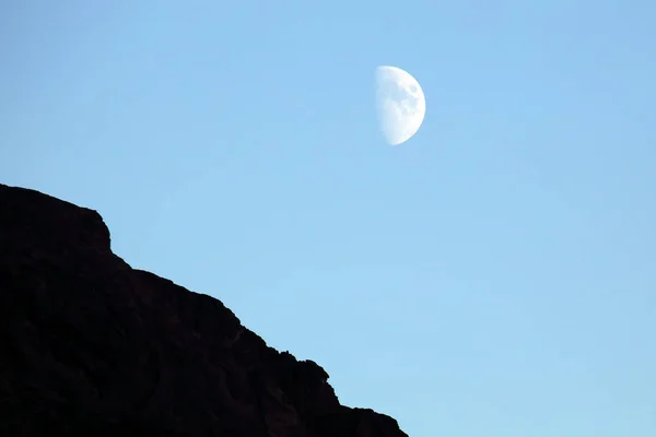 Luna Nel Cielo Contro Mountai — Foto Stock