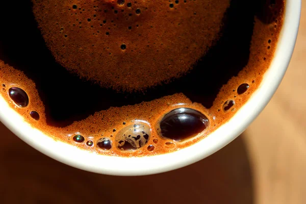 Tasse Schwarzen Kaffee Aus Der Nähe Von Oben Den Sonnenstrahlen — Stockfoto