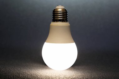 Modern led lamba karanlık bir arka plan üzerine açık olduğundan