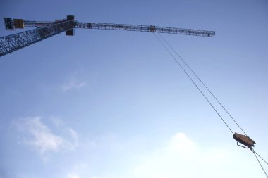 Uluslararası Danışma Kurulu İnşaat Vinç kaldırıyor