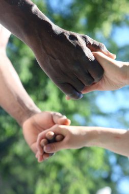 Erkek ve kadın birbirlerinin ellerini u kapatın tutun