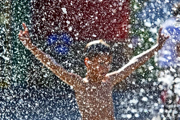 Silueta Muy Borrosa Adolescente Spray Agua Fountai — Foto de Stock