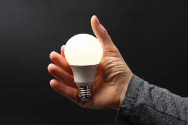 LED ışık karanlık bir arka plan üzerinde bir kişinin avuç dahil