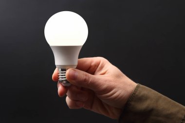 insan el dahil tutarak lamba karanlık bir arka plan üzerinde yol açtı