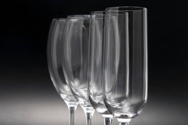 Koyu arka plan yakın çekim üzerinde dört ayaklı büyük kadehler