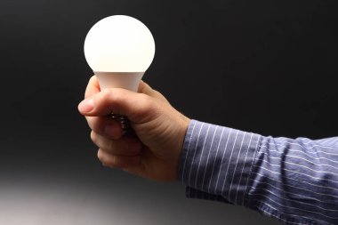 insan eli ışık tutan lamba koyu arka plan üzerinde yol açtı