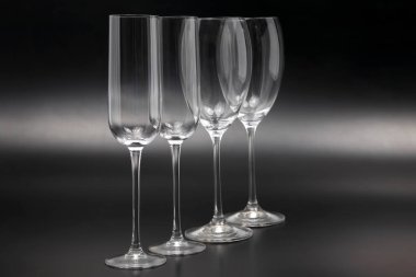 Koyu arka plan yakın çekim üzerinde dört ayaklı büyük kadehler