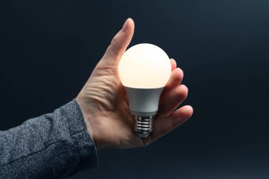 LED ışık karanlık bir arka plan üzerinde bir kişinin avuç dahil