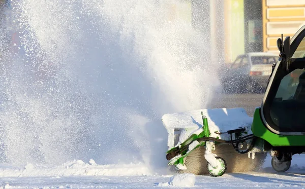 Speciale sneeuw machine wist sneeuw op de stad straat — Stockfoto