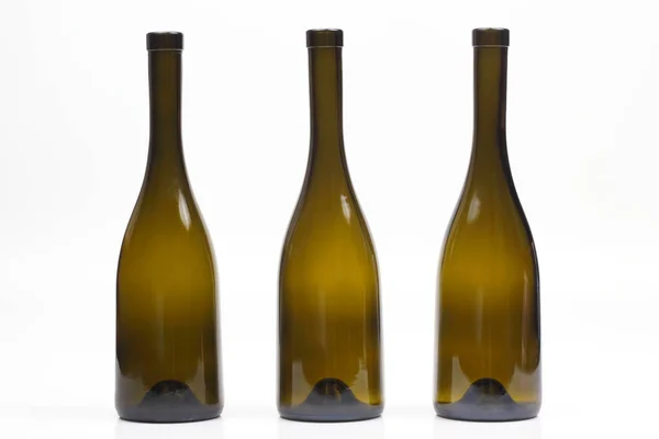 Tři prázdné láhve vína na bílém pozadí — Stock fotografie