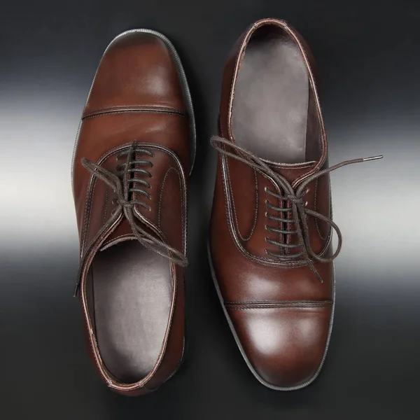 Zapatos Oxford marrones clásicos para hombre sobre fondo oscuro —  Fotos de Stock